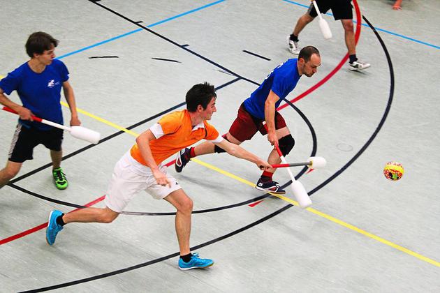 Rasanter Sport unterm Hallendach: Bouncerball ähnelt wohl am ehesten dem Hockey. Doch hier wird mit einem gemischten Team gespielt. Und auch die Schläger sehen etwas anders aus.