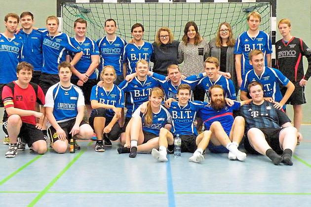 Gruppenbild mit Damen: Die Eper Bouncerball-Spieler starten am Samstag in die Saison.