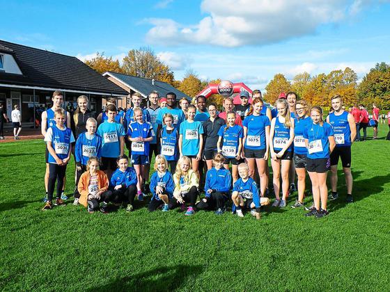 Mit dieser großen Gruppe nahm der TV Westfalia Epe am Wottellauf in Ottenstein teil und sicherte sich zahlreiche vordere Platzierungen und Siege.