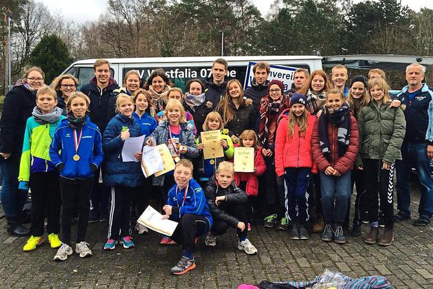 Gute Stimmung herrschte nach den Wettbewerben bei den 30 Läufern vom TV Westfalia Epe, die in Kassel mit ihren erreichten Zeiten zufrieden sein durften.