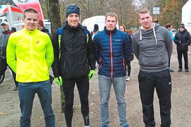 Die Läufer des TV Epe (v.l.) Christoph Flucht, Theo Leuders, Thomas Uesbeck und Felix Klümper hatten beim Steinhart500 in Steinfurt mit widrigen Bedingungen zu kämpfen.