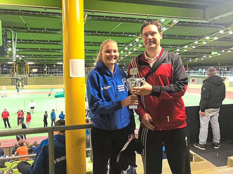 Erneute Auszeichnung für Pauline Meyer. Von Ingo Röschenkemper wurde sie als Kreis-Leichtathletin des Jahres ausgezeichnet. Neben Pauline Meyer starteten am Sonntag in Dortmund Franziska Dinkelborg und Hendrik Jürgens.