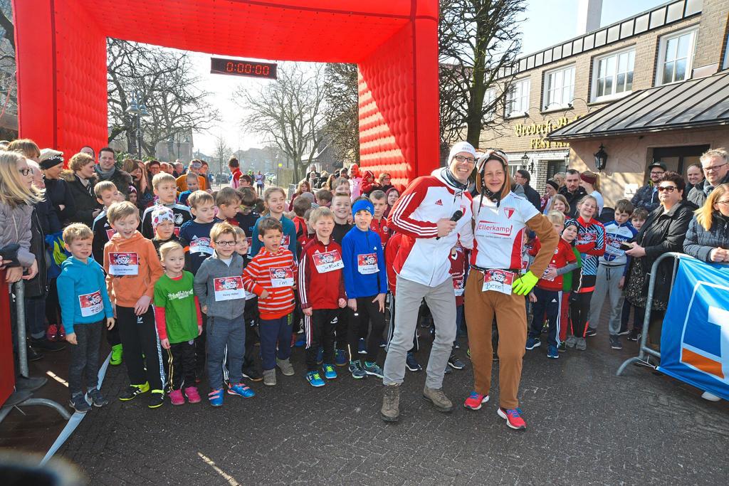 Die Jüngsten warten gespannt auf den Start beim Bambinilauf. Gemeinsam mit Maskottchen Benni meisterten alle 101 Youngster die 550 Meter lange Laufstrecke. Nicht nur Moderator Klaus Schlüter freute sich über perfekte Bedingungen.