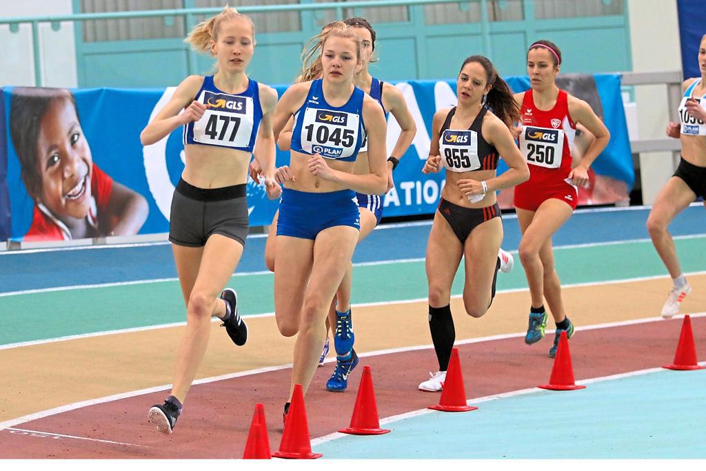 Pauline Meyer (1045) auf dem Weg zur Silbermedaille über 1500 m bei der Deutschen Hallenmeisterschaft der U20 in Halle (Saale). Jetzt wartet ein Start für die U20-Nationalmannschaft in Nantes auf die Eperanerin.
