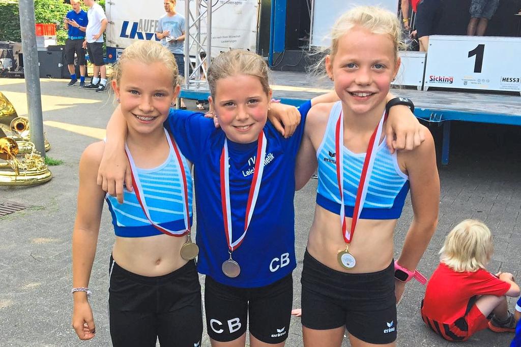 Emma Overkamp, Charlotte Buscholl und Lilly Perrevort (v.l.) nach dem Lauf in Ellewick.