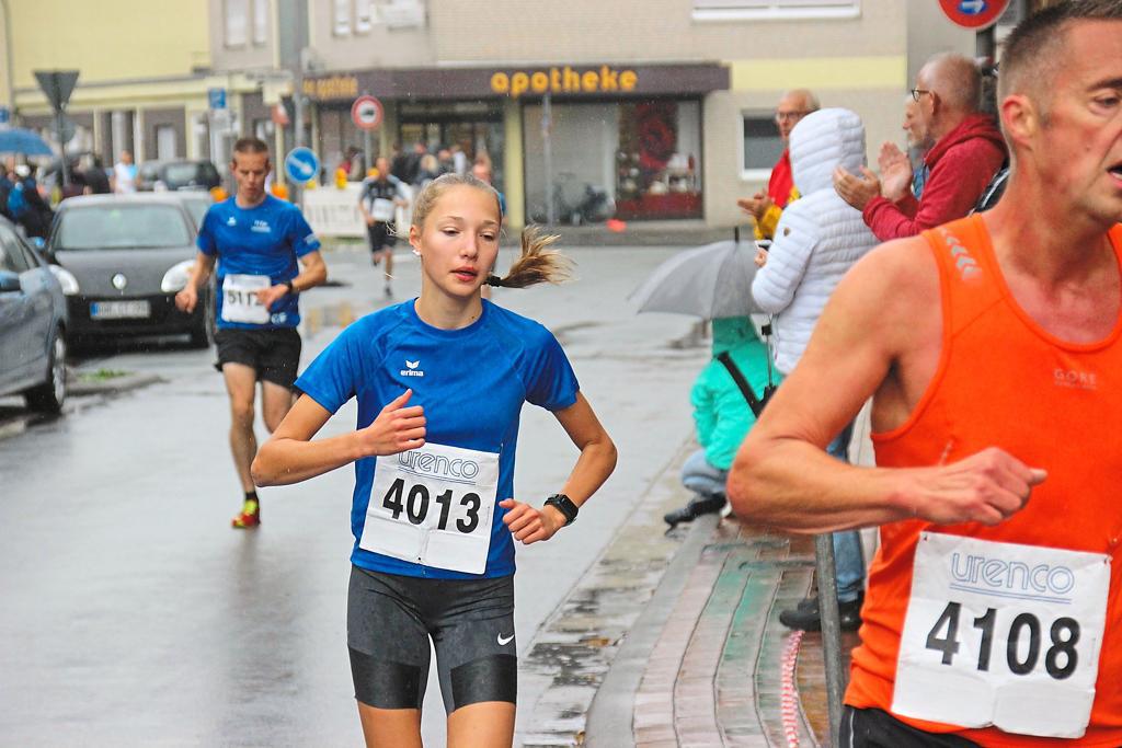 Erfolgreiche Langstreckler: die Top 3 über zehn Kilometer (oben, li.) mit Guido Bouwer, Sieger Klaus Eckstein und Christoph Flucht (von li.), bei den Frauen (oben, re.) behaupteten sich (von li.) Franziska Dinkelborg, Siegerin Edith Stiepel und Sara Kaute. Fabiane Meyer (unten, li.) vom TV Epe wurde Zweite über fünf Kilometer; Klaus Opitz (unteres Foto, re.) vom TV Gronau siegte in seiner AK M 70.