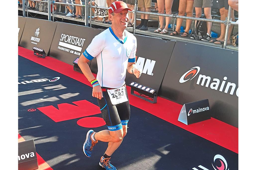 Bei tropischen Temperaturen lief André Winkelhorst auf Platz 46 unter 352 Teilnehmern in der Altersklasse M 45 und belegte Platz 312 unter 2.100 Finishern insgesamt beim Ironman in Frankfurt.