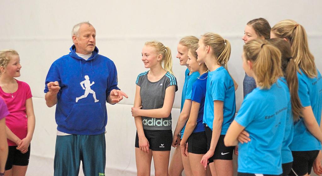 Reinhard Wittland erläutert eine Übung.