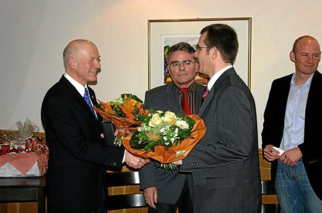 Blumen, Präsente, reichlich Beifall und Anerkennung: Am Freitag verabschiedete die Westfalia-Vereinsfamilie Karl-Heinz Kramer (l.) und Friedhelm Pierk. Für den Verein bedankte sich Jörg Overkamp. Rechts der neue 1. Vorsitzende Franz-Josef Weilinghoff.